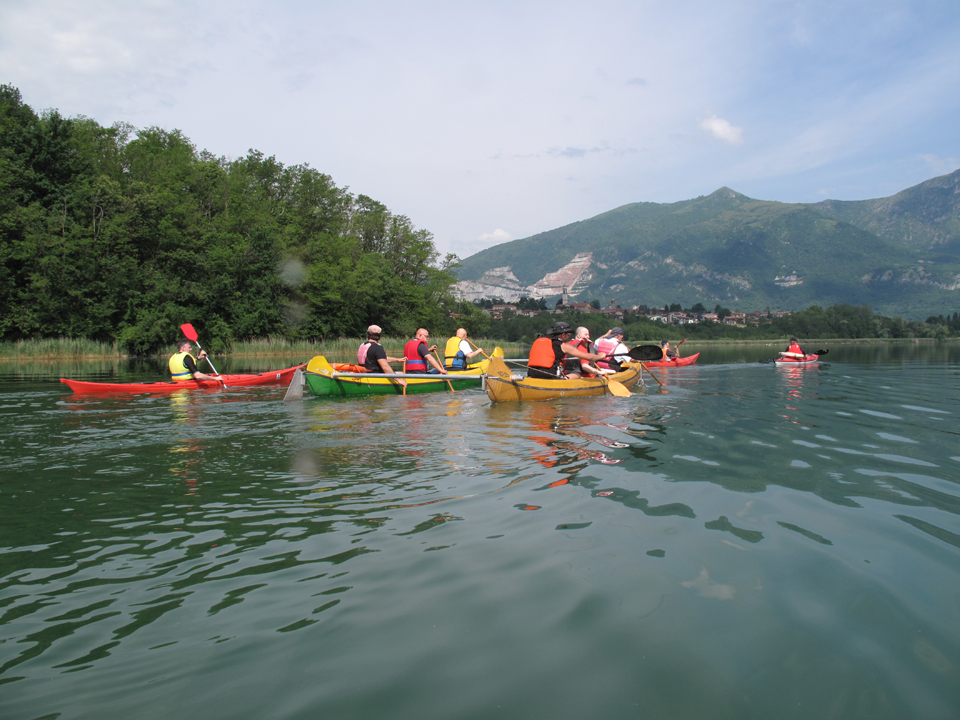 IN CANOA SUL LAGO